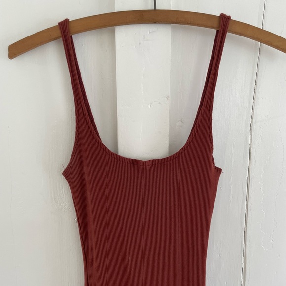 Ribbed Maroon Bodicon Midi Dress - Picture 2 of 4